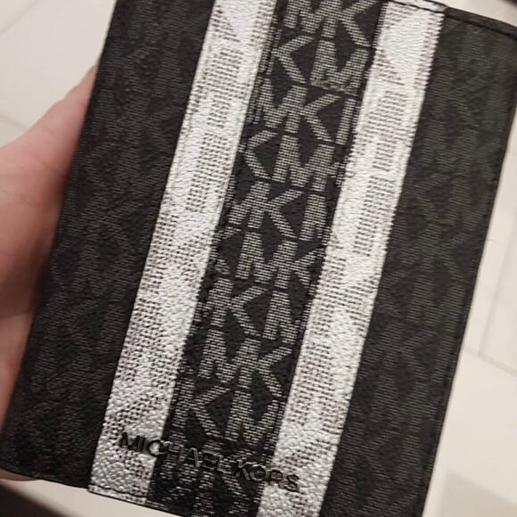 Michael Kors Passport Wallet Jet Set MK Stripe Signature Black Multi - Picture 3 of 4